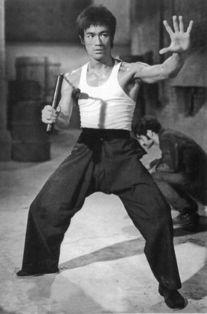 李小龙双节棍照片,武术传奇的标志性瞬间